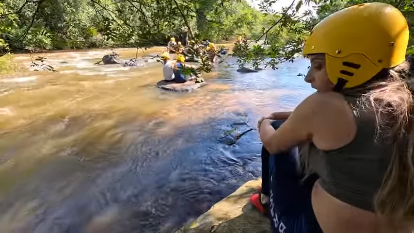 Malu de capacete amarelo no bote durante o rafting em Brotas