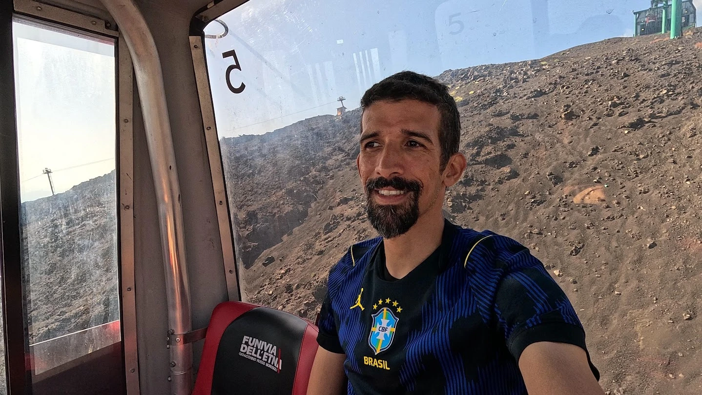 Ramon junto à paisagem vulcânica do Etna, na Sicília
