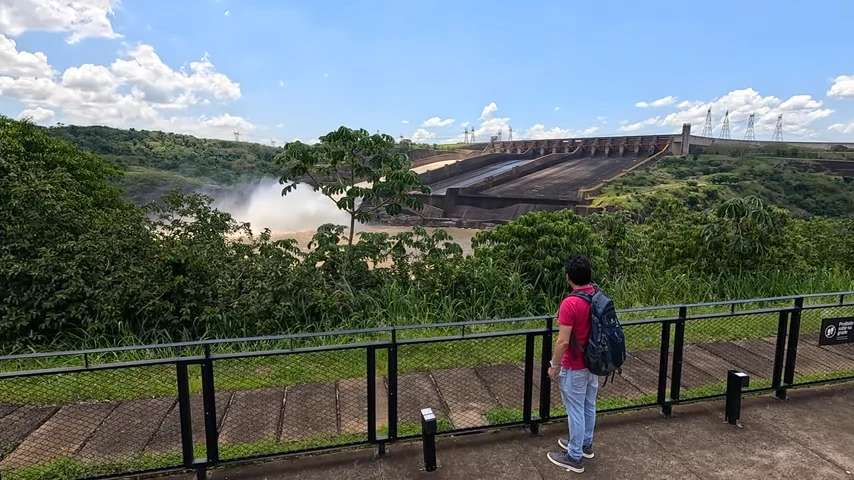 Malu no mirante diante da barragem de Itaipu e do vertedouro