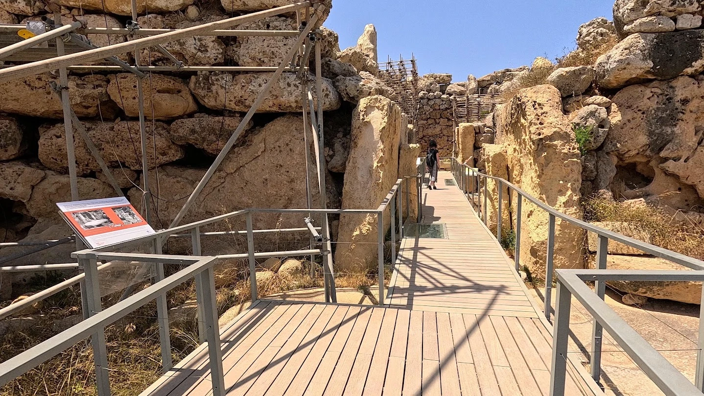 Passarela e estruturas de pedra na visita aos templos de Ġgantija