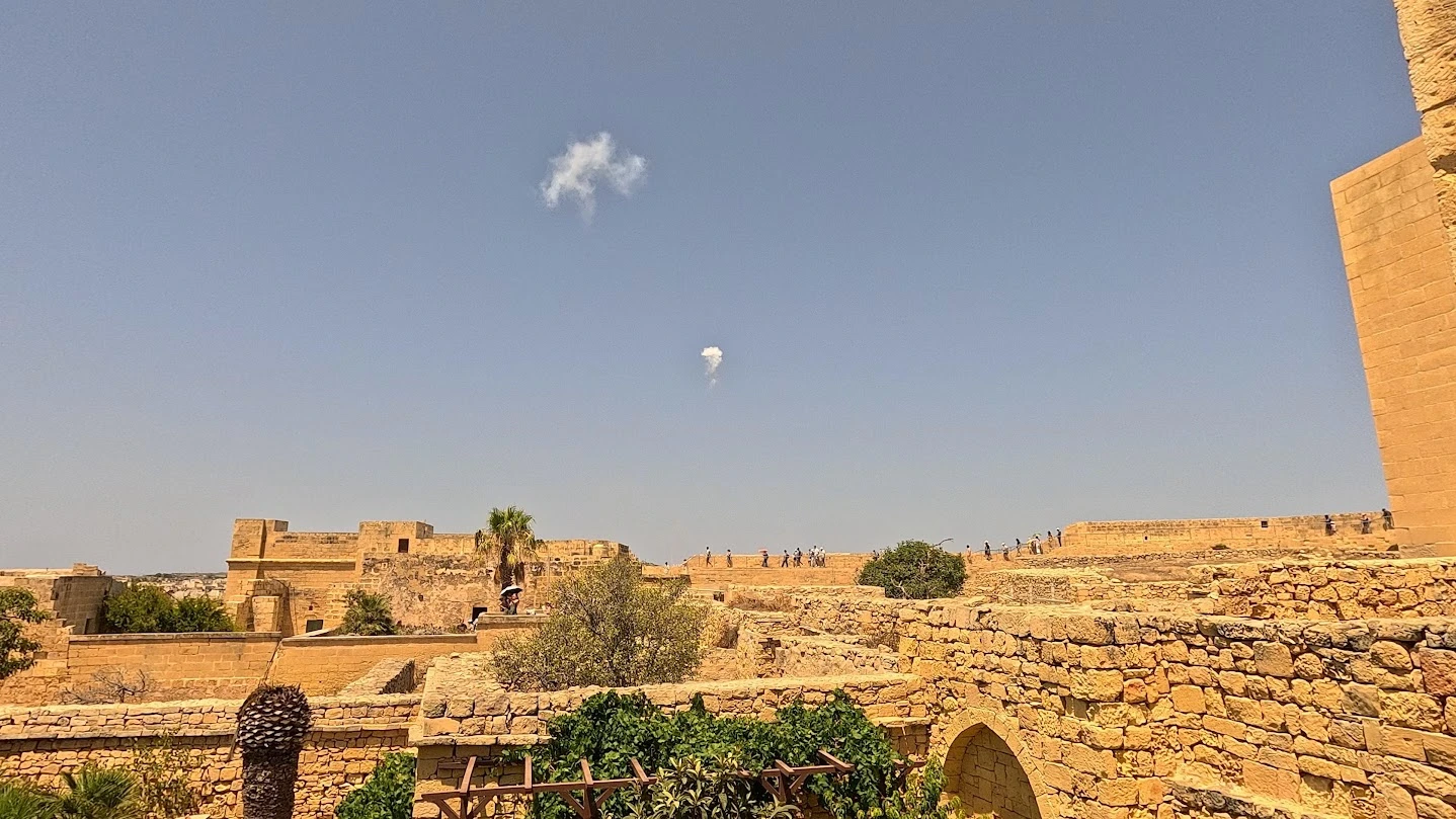 Vista das construções de pedra e das fortificações da Cittadella em Gozo