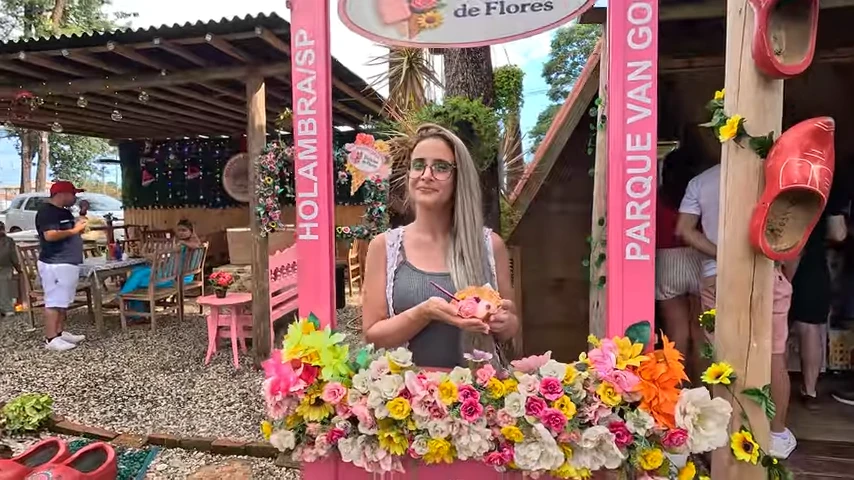 Malu experimentando o sorvete de flores em Holambra