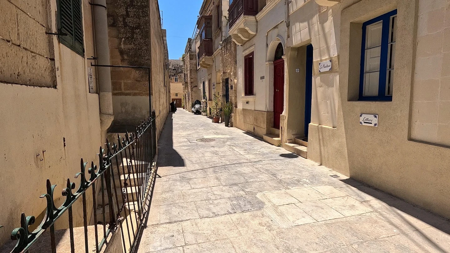 Rua de pedra no passeio de Ramon e Malu por Mdina e Ir-Rabat