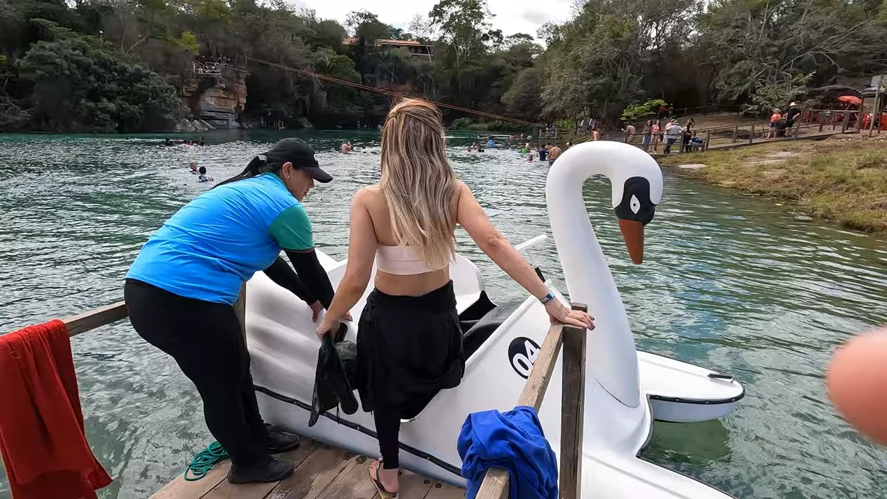 Malu embarcando no pedalinho em formato de cisne na Fazenda Pratinha