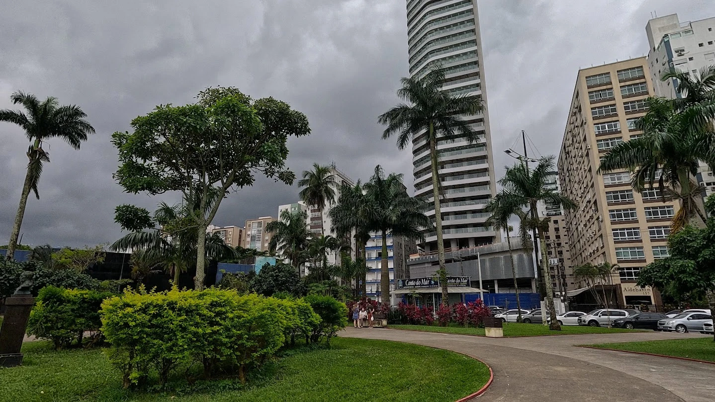 Jardins da orla e edifícios de Santos durante o passeio do casal