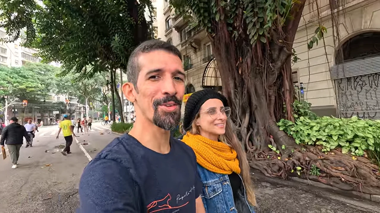 Ramon e Malu caminhando pelo centro de São Paulo durante a Virada Cultural